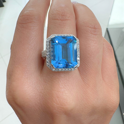 Inel cu Blue Topaz de 14.18 ct si diamante laterale de 0.98 ct