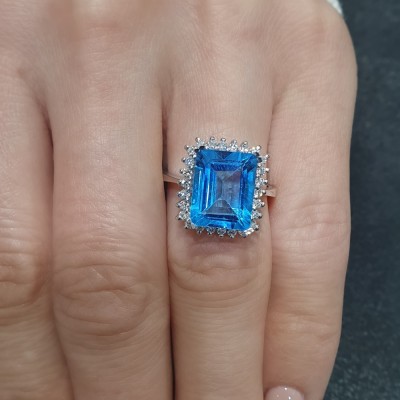 Inel cu Blue Topaz de 2.87 ct si diamante laterale de 0.40 ct