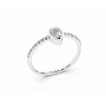 Inel cu diamant central Pear Cut de 0.35ct si diamante rotunde laterale de 0.10ct